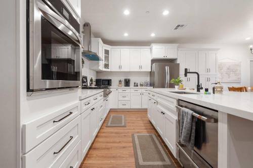 Cucina o angolo cottura di Luxury Escondido Family Oasis with Hot Tub