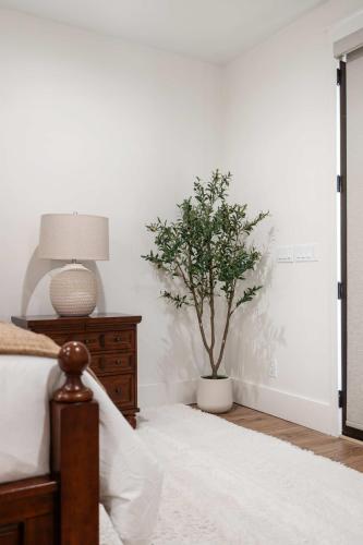 Letto o letti in una camera di Luxury Escondido Family Oasis with Hot Tub