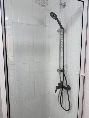 a shower with a shower head in a bathroom at Departamento Plaza Río Bueno in Río Bueno