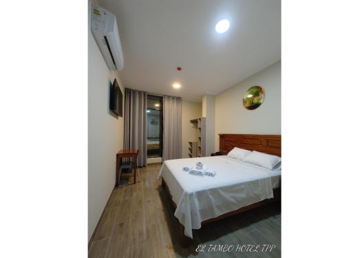 a hotel room with a bed and a television at Hotel El Tambo de Tarapoto-Perú in Tarapoto