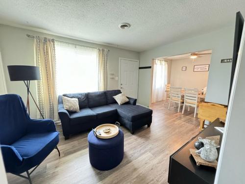 Posezení v ubytování Charming 3BR with Interstate Access