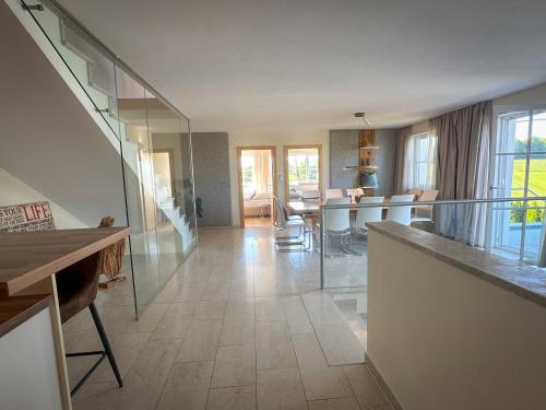 Posezení v ubytování "SONNTAGSGLÜCK" - Premium Apartments Seekirchen, ruhiges Feriendomizil im Grünen, gemeinsamer Poolarea