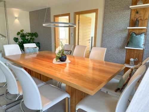 Posezení v ubytování "SONNTAGSGLÜCK" - Premium Apartments Seekirchen, ruhiges Feriendomizil im Grünen, gemeinsamer Poolarea