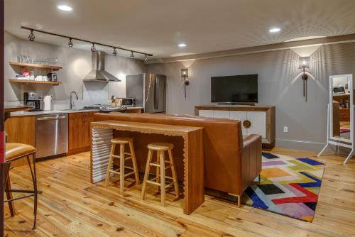 cocina con barra con taburetes y encimera en Comfy Family Retreat for 4 in DT Walk to Broadway, en Nashville