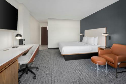 Ένα ή περισσότερα κρεβάτια σε δωμάτιο στο Courtyard by Marriott Chattanooga Downtown