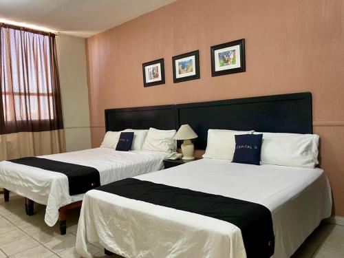 una habitación de hotel con dos camas en una habitación en Hotel Marney Aguascalientes, en Aguascalientes