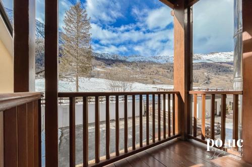 einen Balkon mit Blick auf die schneebedeckten Berge in der Unterkunft Maison Amel - Poluc Apartments bilocale in Champoluc