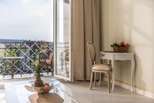 ベオグラードにあるMax Luxury Apartmentsのバルコニー付きの客室で、デスクと椅子が備わります。
