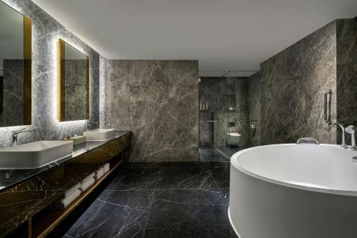 a bathroom with two sinks and a tub at Renaissance Kuala Lumpur Hotel & Convention Centre in Kuala Lumpur
