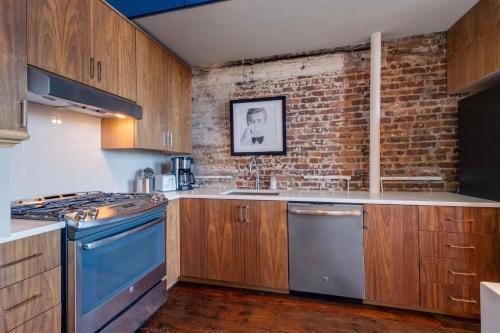 Nhà bếp/bếp nhỏ tại Nashville Riverfront Family Loft Stay for 4