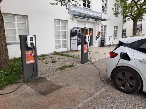 Gambar di galeri bagi Ferienwohnung KIostermühle Irsee - Parkplätze, Spielplatz, Biergarten, Badesee, E-Auto Ladepunkt di Irsee