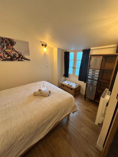 une chambre avec un lit avec une serviette dessus dans l'établissement La Grange, à Bayonne