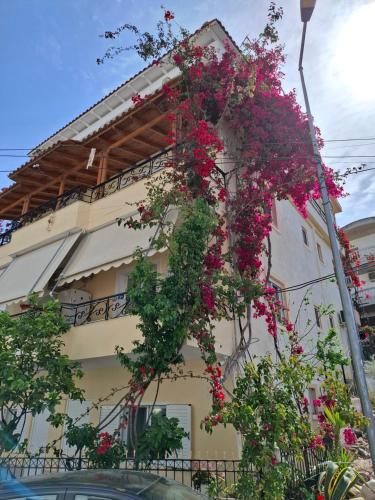 Το κτήριο όπου στεγάζεται  το διαμέρισμα