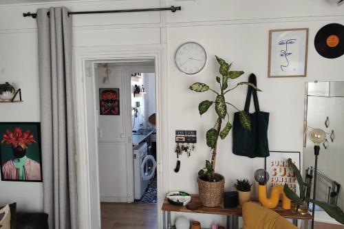 un salon avec une horloge au mur dans l'établissement Apartment 2 rooms near Bastille, à Paris