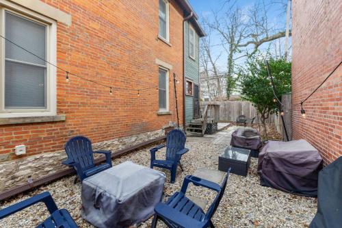 a yard with chairs and a table and a building at Steps 2 High ST - BIG Patio - Private parking- OSU in Milo