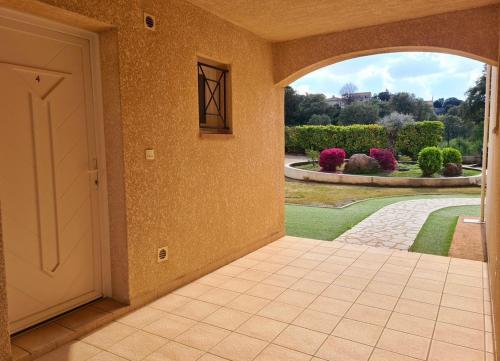 an entry way to a house with an open door at Résidence Dicieppo in Ajaccio