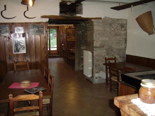 - une cuisine et une salle à manger avec une table et des chaises dans l'établissement Agriturismo Mulino di Culmolle, à Raggio