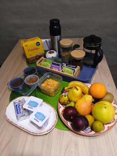 a table with two plates of fruit and other ingredients at Departamento céntrico con patio in Corrientes