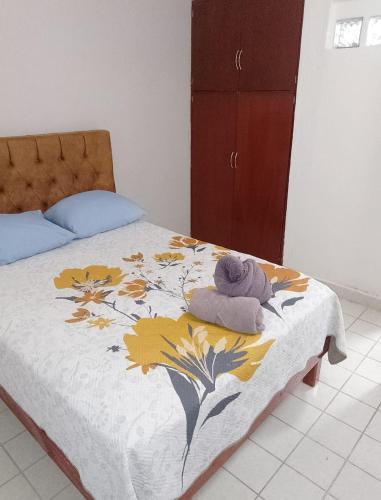 a bedroom with a bed with a flower blanket at Casa Soliman - Cancun Centro Market28 Cable TV HBO FOX Netlix in Cancún