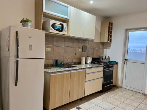 Kuchyň nebo kuchyňský kout v ubytování Excelente Depto Amplio Centro