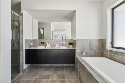 Ένα μπάνιο στο Brand New 6BR Holiday Home Beach and Shop Workspace