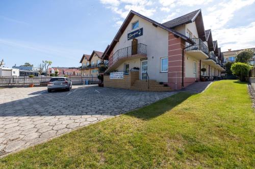 a building with a car parked in front of it at Skorpion in Rewal