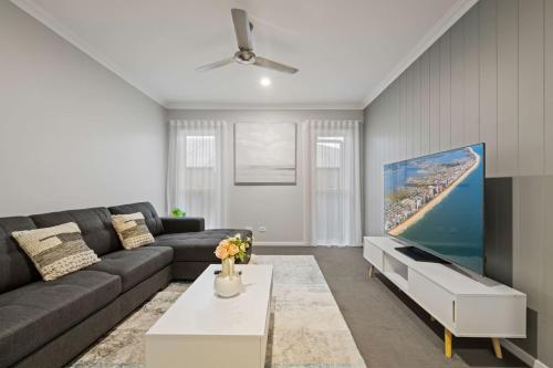 Μια τηλεόραση ή/και κέντρο ψυχαγωγίας στο Modern 4BR Home Peaceful Logan Reserve Stay