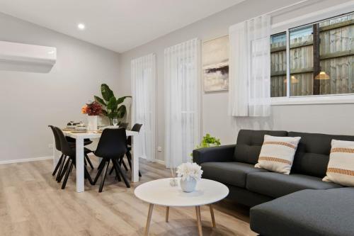 Χώρος καθιστικού στο Modern 4BR Home Peaceful Logan Reserve Stay