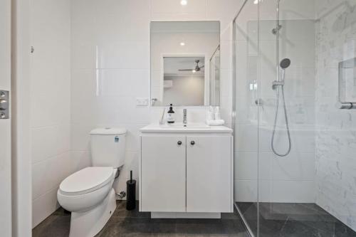 Ένα μπάνιο στο Modern 4BR Home Peaceful Logan Reserve Stay