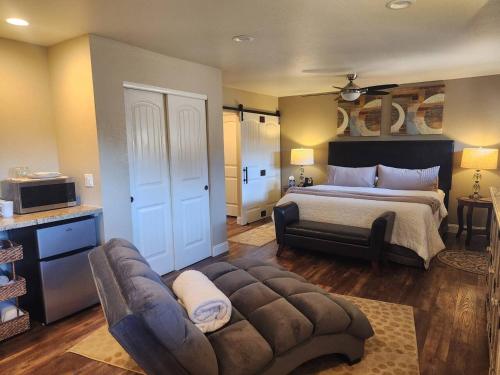 Postel nebo postele na pokoji v ubytování Robins Red Rock Getaway Suite B