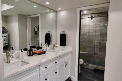 Un baño con dos lavabos y una ducha. en Sultry Sedona Getaway, en Sedona