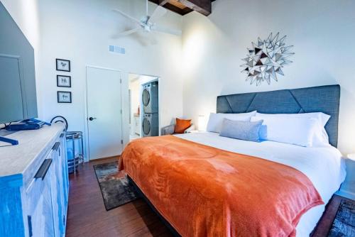 ein Schlafzimmer mit einem großen Bett mit einer orangefarbenen Decke in der Unterkunft Melanies Sedona Escape in Sedona