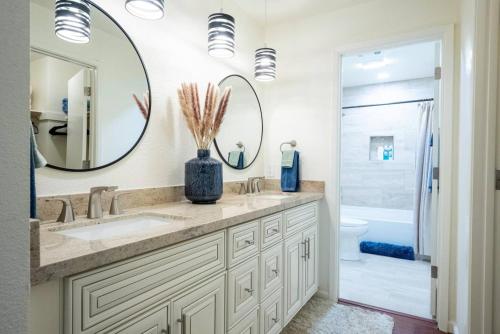 ein Badezimmer mit Waschbecken und Spiegel in der Unterkunft Melanies Sedona Escape in Sedona