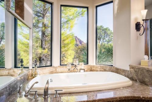 Ένα μπάνιο στο Rolling Sedona Paradise 4 Bdrm, 4.5 BA, Pool