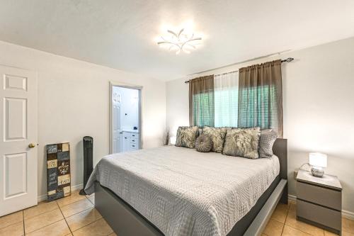 Katil atau katil-katil dalam bilik di 1 Mi to Dtwn Bonita Springs Home with Lush Yard!