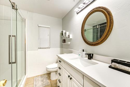 Bilik mandi di 1 Mi to Dtwn Bonita Springs Home with Lush Yard!