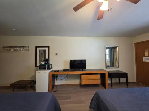 Μια τηλεόραση ή/και κέντρο ψυχαγωγίας στο Shenstone Motor Inn and Restaurant