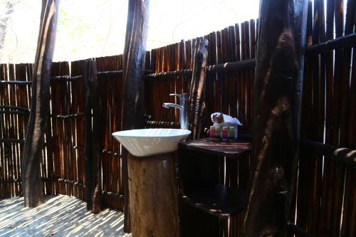 a bathroom with a sink in a wooden fence at Hotel Bahía de la Luna in Arroyo Cruz