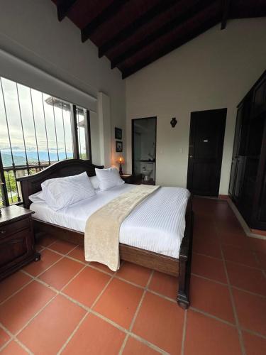Una cama o camas en una habitación de Acaima Café Lodge