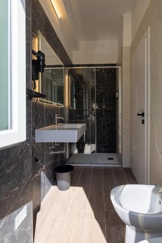 Bilik mandi di Hotel Levante Cesenatico