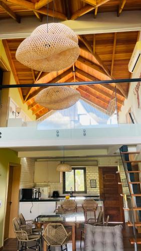 a room with a table and chairs and a kitchen at Paraíso do Salto in Lages
