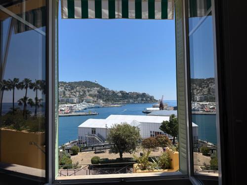 ニースにあるLa Fenêtre sur Mer - Superbe Vue Sur Le Portの水面の見える窓