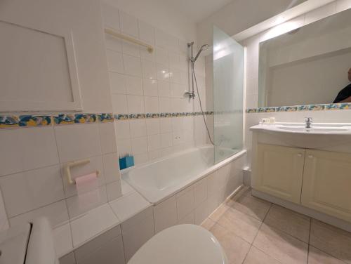 une salle de bain avec une baignoire, des toilettes et un lavabo dans l'établissement Studio Apart Monaco Palais, à Rocquencourt