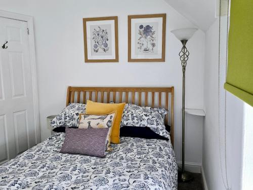 ein Schlafzimmer mit einem Bett mit Kissen darauf in der Unterkunft Gorgeous Two Bedroom Cottage, Pet Friendly! in Snainton