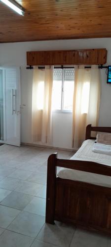 un dormitorio con una cama y una ventana en Bienvenidos viajeros, en Chajarí