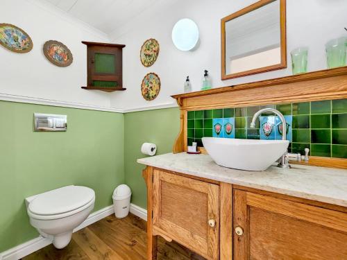 Vannituba majutusasutuses Kalk Bay Cottage with Patio Harbour View