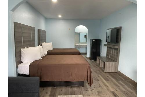 Postel nebo postele na pokoji v ubytování Super Stay Inn By OYO Humble IAH East