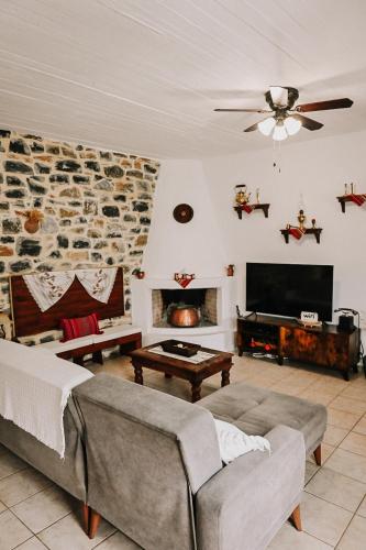 Χώρος καθιστικού στο Zefki Stone Villa