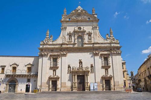 a large white building with a clock tower at Case vacanze LULU in Seclì