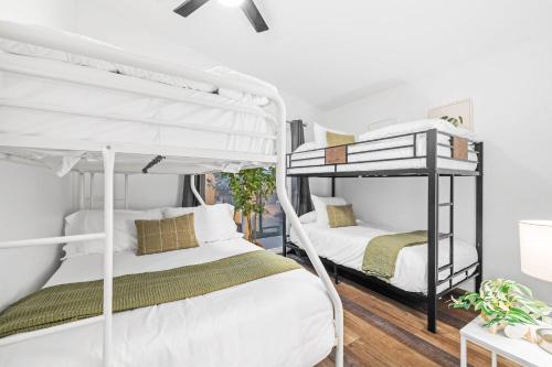 Ένα ή περισσότερα κρεβάτια σε δωμάτιο στο Dog-Friendly House with Hot Tub, AC, Game Room